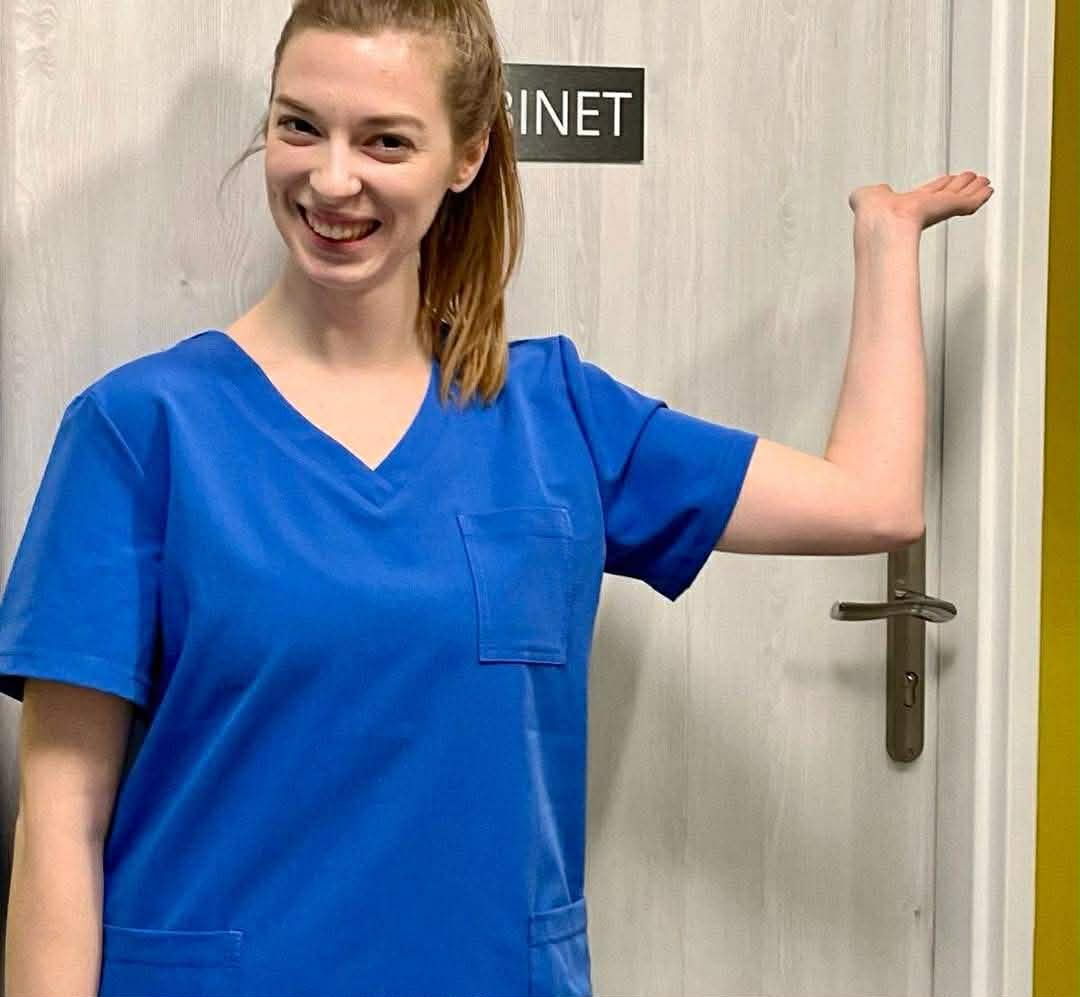 Małgorzata w uniformie fizjoterapeuty